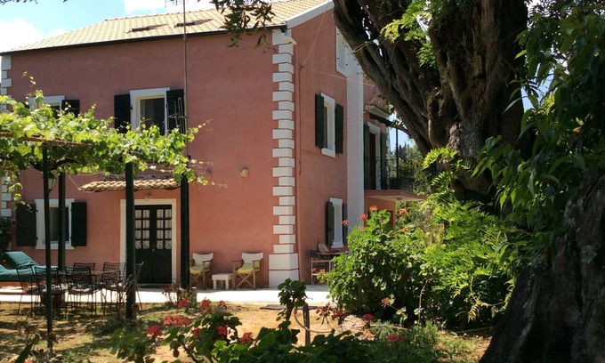 Kato Korakiana House | Dassia House - Large plot, 1700m from the sea.