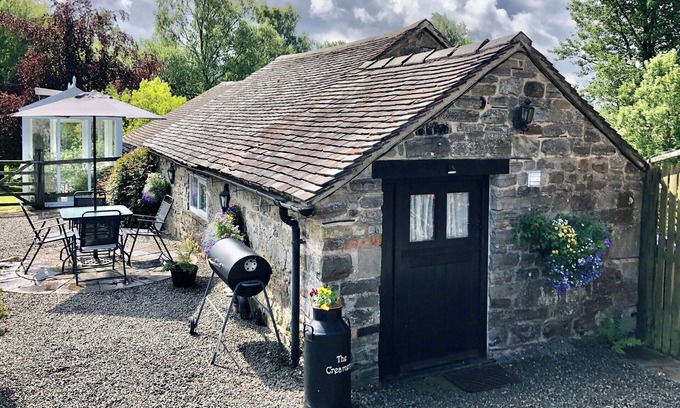 Kniveton Cottage | Dating back to 1750 and retaining much of its character and charm.