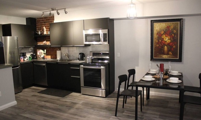 Orillia Apartment | DaVel DeLuxe Sunsets
