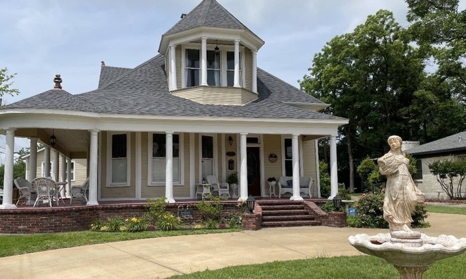 Sulphur Springs House | Davis Street Victorian - Steps away from Celebration Square !