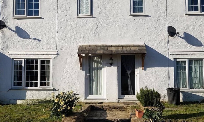 Liskeard Cottage | Davy Cottage in the countryside with horse riding