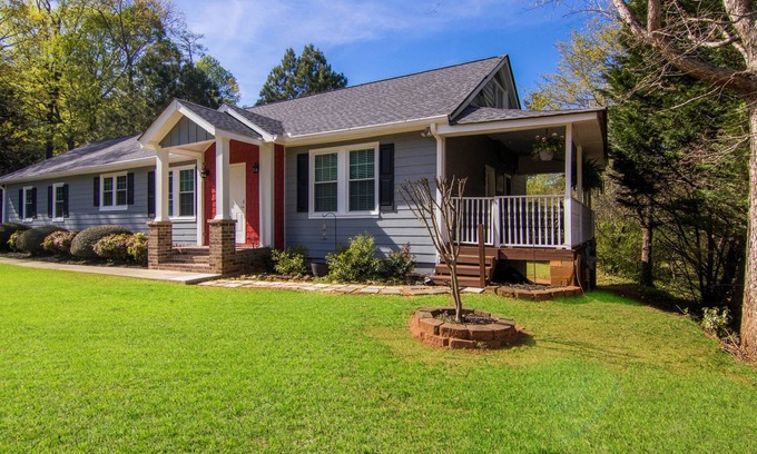 Athens House | Dawg Daze Cottage | Quaint Southern Porch!
