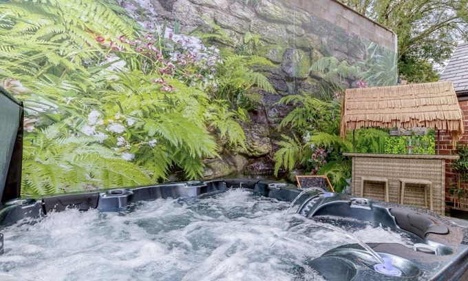 Cromford House | Dawn's House Cromford-Quirky Colourful Home, Hot Tub, Pet Friendly Peak District