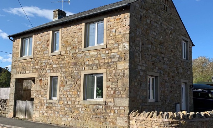 Fourstones Near Bentham Cottage | DAWSONS COTTAGE, pet friendly, with a garden in High Bentham