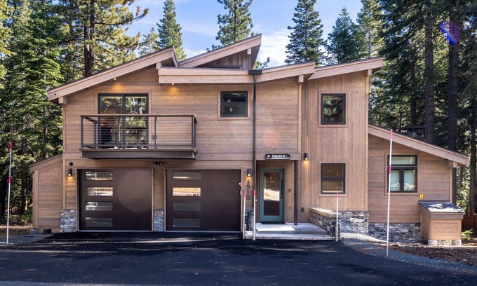 Ridgewood House | Daybreak by Tahoe Getaways - New Remodel w/Private Hot Tub