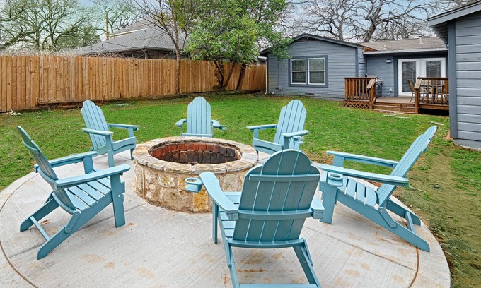 Central Arlington House | Daydreams on Elm - Walk to AT&T, FREE PARKING, Globe Life, Fire pit