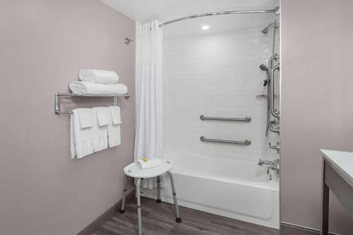 Woodlawn Hotel | Days-Inn by Wyndham Baltimore Northwest