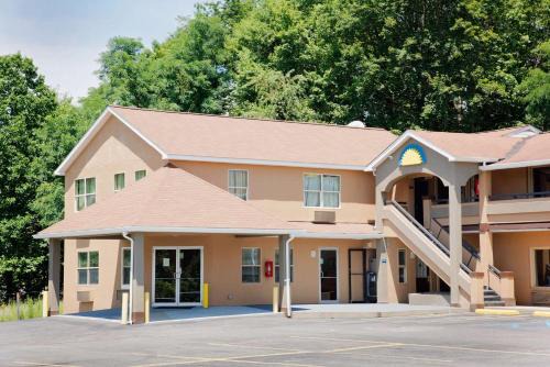 Kingmont Hotel | Days Inn by Wyndham Fairmont