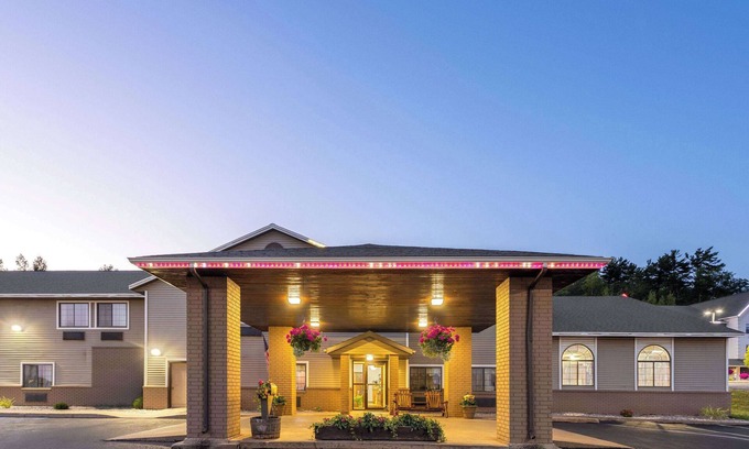 Iron Mountain Hotel | Days Inn by Wyndham Iron Mountain