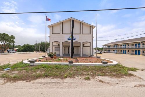 Kenedy Hotel | Days Inn by Wyndham Kenedy Karnes City