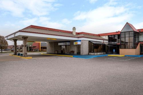 Perrysburg Hotel | Days Inn by Wyndham Perrysburg Toledo