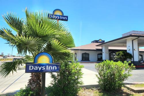 Portland Hotel | Days Inn by Wyndham Portland/Corpus Christi