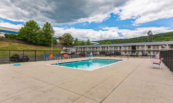 Hollins Hotel | Days Inn I81 king room