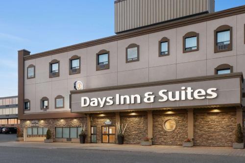 Algoma District Hotel | Days Inn & Suites by Wyndham Sault Ste. Marie ON