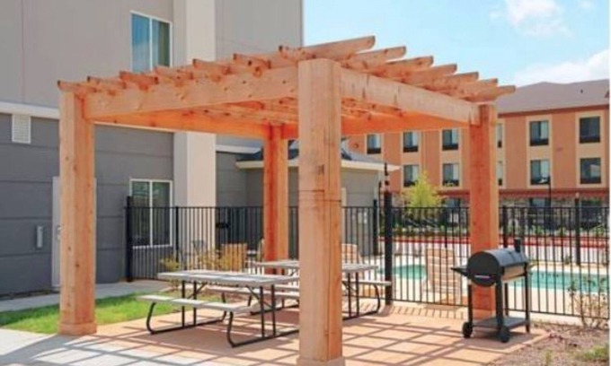 Mineral Wells Hotel | Days Inn & Suites by Wyndham Mineral Wells