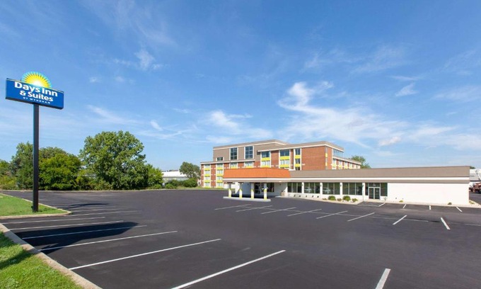 Grand Rapids Hotel | Days Inn & Suites by Wyndham Grand Rapids Near Downtown