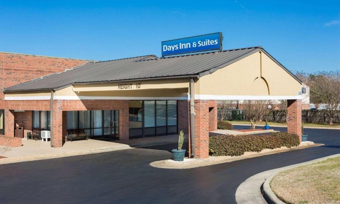 Rocky Mount Hotel | Days Inn & Suites by Wyndham Rocky Mount Golden East