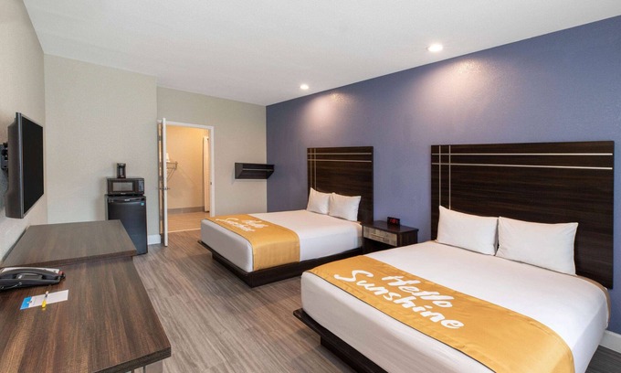 La Porte Hotel | Days Inn & Suites by Wyndham La Porte