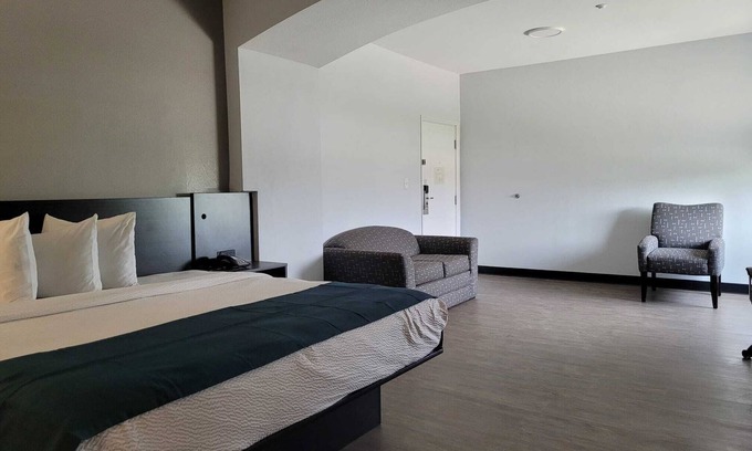 Gonzales Hotel | Days Inn & Suites by Wyndham Gonzales TX