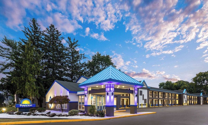 Colonie Hotel | Days Inn & Suites by Wyndham Albany