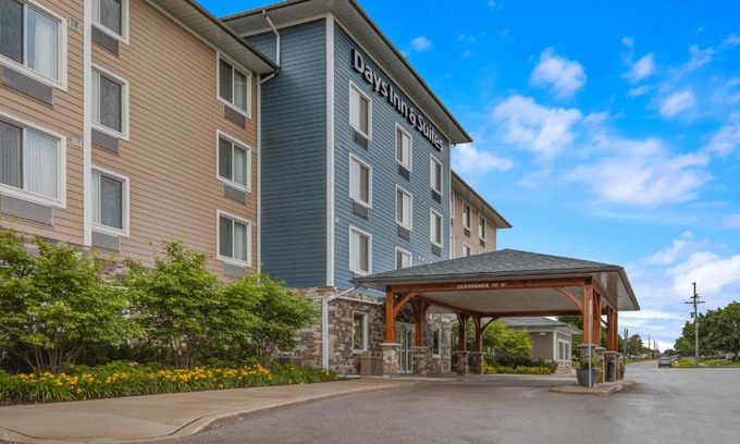 Lindsay Hotel | Days Inn & Suites by Wyndham Lindsay