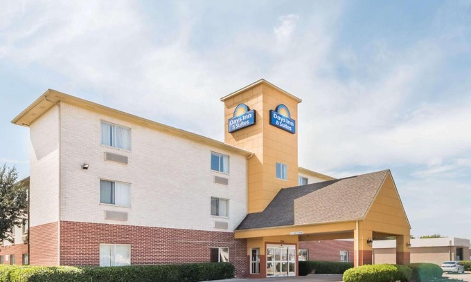Northwest Dallas Hotel | Days Inn & Suites by Wyndham Dallas