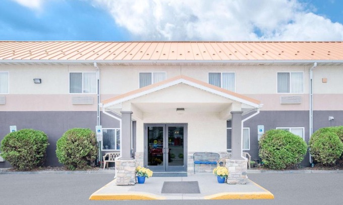 Fargo Hotel | Days Inn & Suites by Wyndham Fargo 19th Ave/Airport Dome