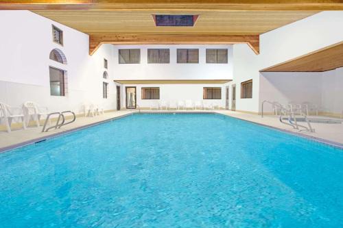 Gallup Hotel | Days Inn & Suites by Wyndham Red Rock-Gallup