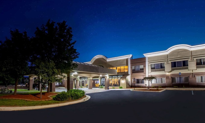 Rochester Hills Hotel | Days Inn & Suites by Wyndham Rochester Hills MI