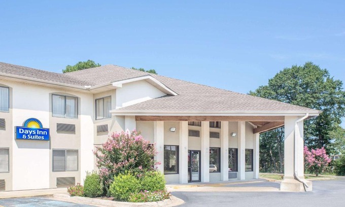 Brinkley Hotel | Days Inn & Suites by Wyndham Brinkley