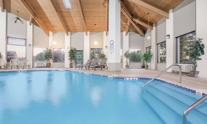 Brinkley Hotel | Days Inn & Suites by Wyndham Brinkley