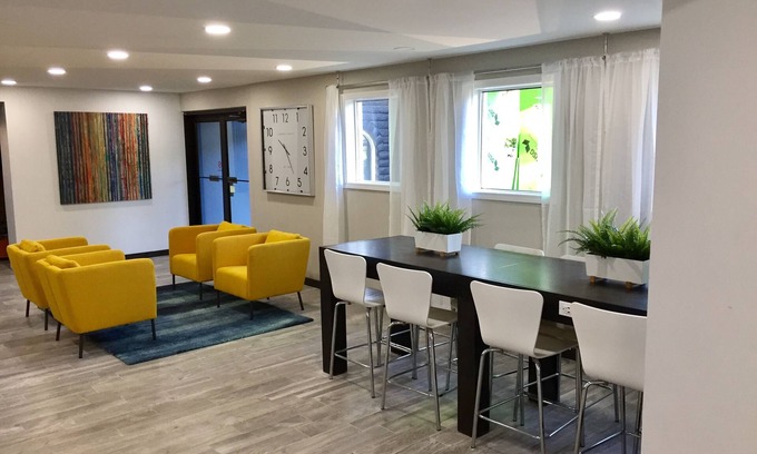 Springdale Hotel | Days Inn & Suites by Wyndham Cincinnati North