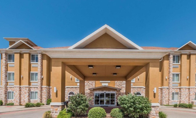 Cleburne Hotel | Days Inn & Suites by Wyndham Cleburne TX