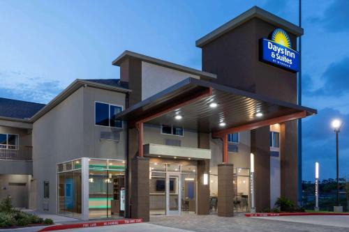 Greater East End Hotel | Days Inn & Suites by Wyndham Downtown/University of Houston