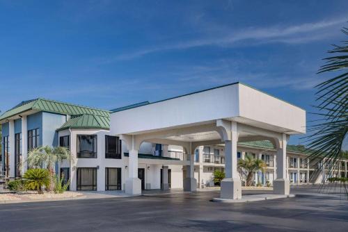 Savannah Hotel | Days Inn & Suites by Wyndham Savannah Midtown