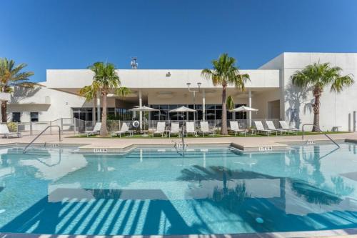 Daytona Beach Apartment | Daytona 2BR Getaway Parking Family Pet-Friendly