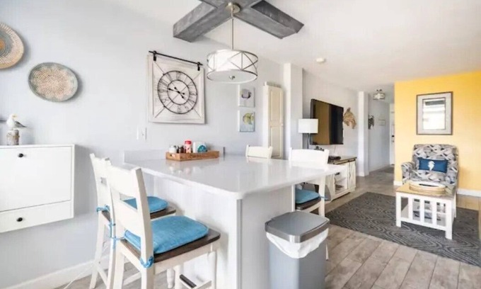 South Peninsula Historic District Condo | Daytona Beach Oceanfront complex with 1 br/2 Full baths