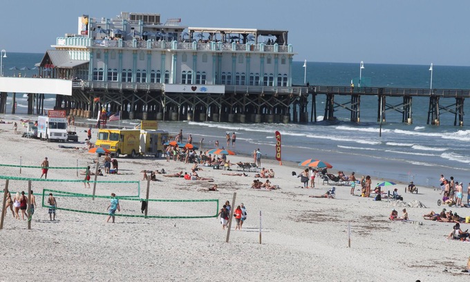Daytona Beach Condo | Daytona Ocean Front Condo Sleeps 6 Balcony Private bedroom Family Friendly