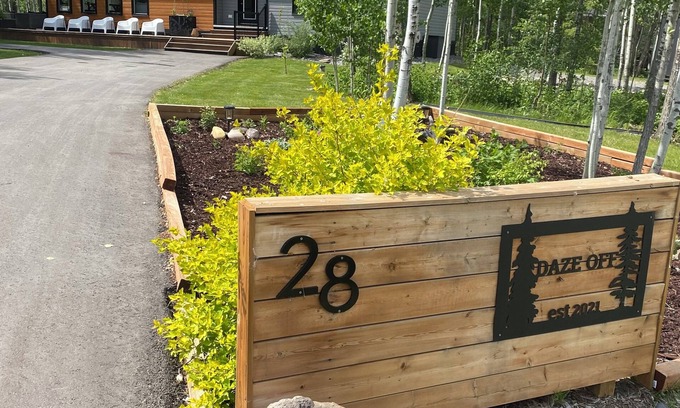Westerose Cabin | Daze Off - Modern Cabin at Pigeon Lake (Pet Friendly)