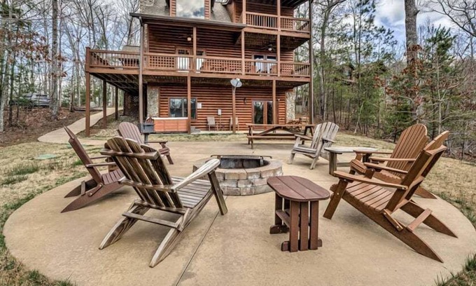 Morganton Cabin | Daze Off- Spectacular Views | Large Hot Tub | Outdoor Fire Pit