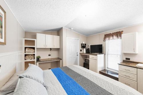 Kingston Hotel | Daze Off Suite 6 - Pet Friendly Suite by The Lodges at Fossil Creek
