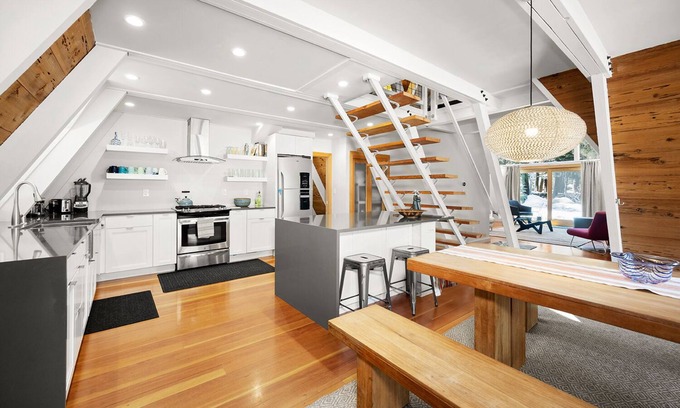 Pineland Ski Chalet | Dazzling Chalet Tahoe West Shore 3bd 2.5ba 2100sf by Lake, Marina, Restaurants