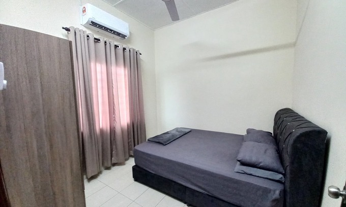 Shah Alam House | DC Garden Homestay 5 with Netflix, WiFi & Private Balcony in Shah Alam