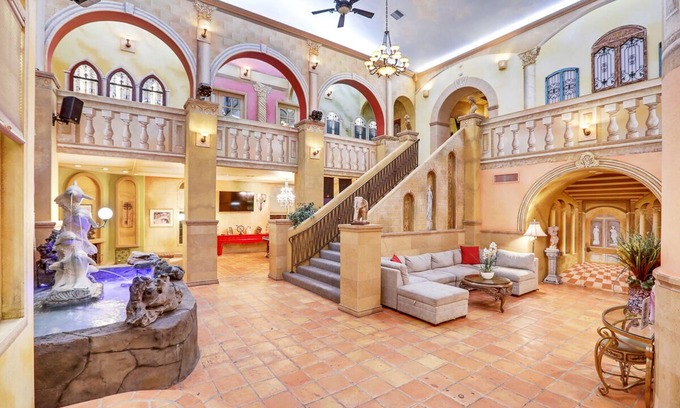 Spring Valley House | DD Glamorous 11BD/13BA Mansion Near Vegas Strip-3.7mi