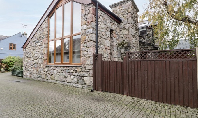 Penisarwaun Cottage | DDOL HELYG BARN, pet friendly, character holiday cottage in Llanrug