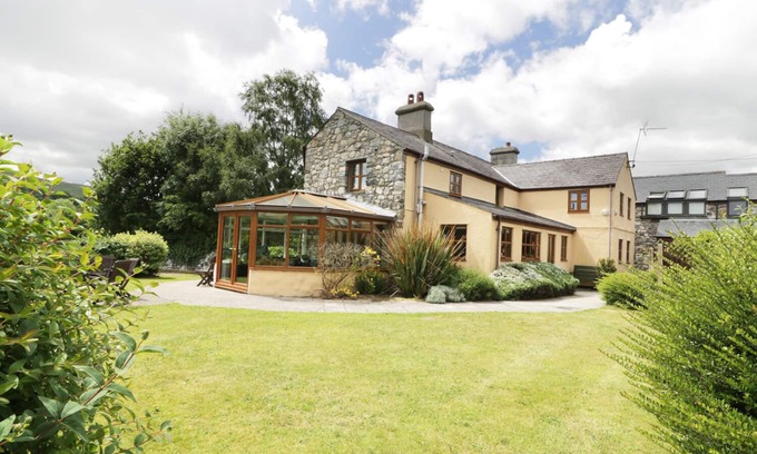Penisarwaun Cottage | DDOL HELYG FARMHOUSE, pet friendly, with a garden in Llanrug