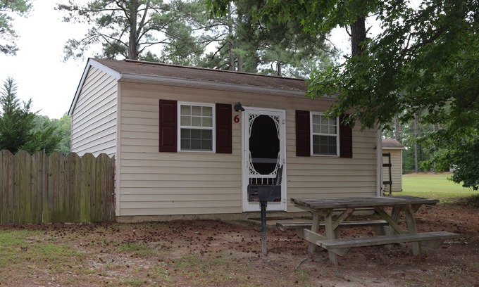Gasburg Cabin | De Cabin at Lake Gaston - Lake Memories Start Here