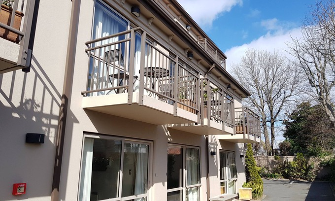 Merivale Hotel | De Lago Motel Apartments