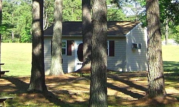 Gasburg Cabin | De Lake Gaston Lodges - Affordable Lake Rental Fully Furnished