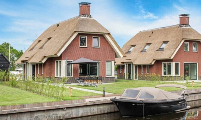 Idskenhuizen House | De Sinnekening is a 6 person water villa